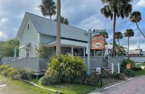 Crystal River Cottage | Crystal Cottage-walk to Manatees