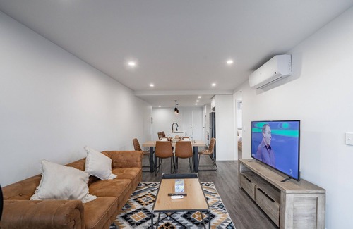 Chermside Apartment | CS1 Hidden 2BR1BA Apt w parking walk to Westfield
