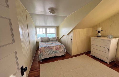 Pine Orchard House | CT Waterfront beach house! Family-sized with all the amenities.