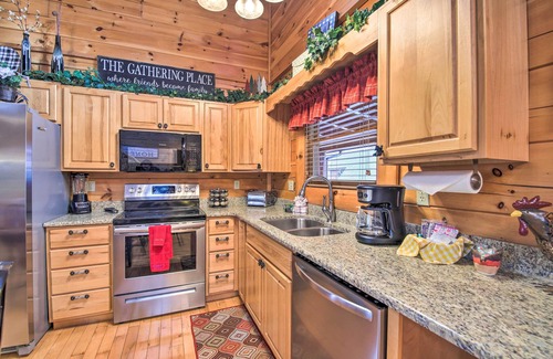 Sevierville Cabin | 'Cubbie’s Cabin' w/Hot Tub ~ 7 Mi to Dollywood!