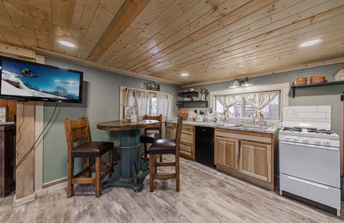 Ruidoso Cabin | Cubby: Cute, Cozy Studio for 2 with a Hot Tub in the Upper Canyon!