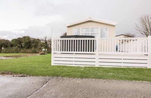 Truro Cottage | CUBERT NO.3, pet friendly, with hot tub in Goonhavern