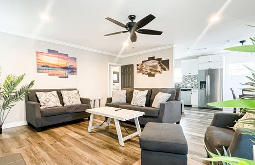 Ladera Heights House | Cubier - Peaceful Home Near SoFi Stadium- RB - WIN