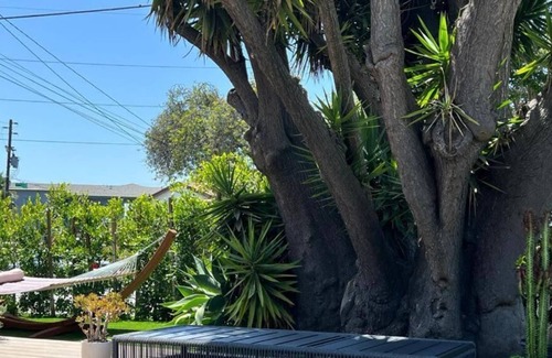 Ladera Heights House | Cubier: Scenic Manor of Inglewood (SHW-LAD)