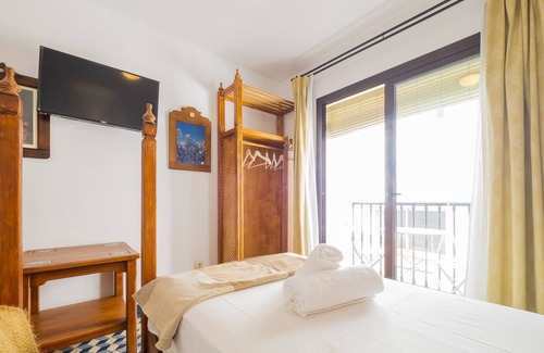 Tolox Bed & Breakfast | Cubo's Hostal La Plaza Room 102 with Breakfast