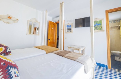 Tolox Bed & Breakfast | Cubo's Hostal La Plaza Room 201 with Breakfast