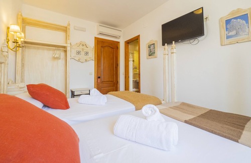 Tolox Bed & Breakfast | Cubo's Hostal La Plaza Room 302 with Breakfast