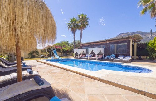 Alhaurin el Grande Villa | Cubo's Villa Las Palmeras Altas 14PAX/private pool/air conditioning/children's area/free wifi