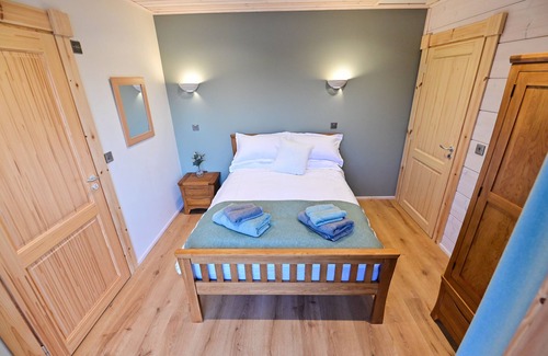 Graig Cabin | Cuddfan Lodge on a Beautiful Lake