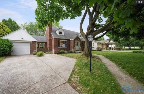 Toledo House | Cul-de-Sac Charm on River Road