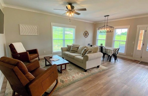 Livingston House | Culper Retreat- Charming 2-bedroom house in welcoming Cookeville with WiFi, AC
