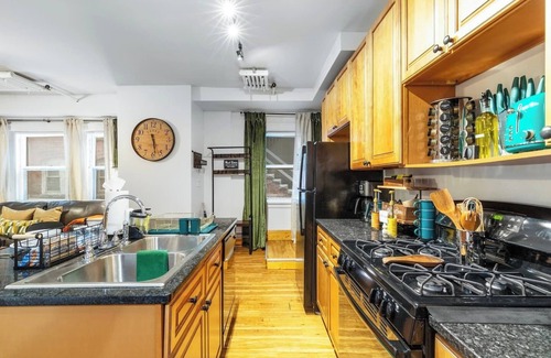 Cleveland Apartment | Curated 2BR in Cleveland’s coveted Cedar-Fairmount district—steps from Case Western, University Cir, museums/fine dining. Ideal for medical & business pros, families, students, or extended stay seeking style, comfort, & a walkable, upscale location.