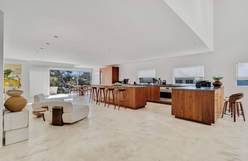 Venice House | Curated Venice Canals Hideaway – Live Inside a Private Gallery