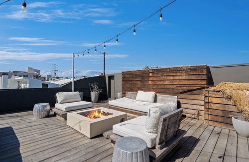 Venice House | Curated Venice Canals Hideaway – Live Inside a Private Gallery