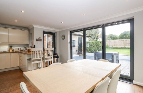 New Forest District Cottage | CURLEW COTTAGE, pet friendly, character holiday cottage in Lymington