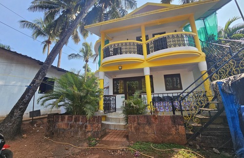 Anjuna House | Curlies Yellow House-4Bhk Villa near Anjuna Beach