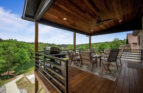 Jasper House | Curry Getaway on South Bay Lake Property