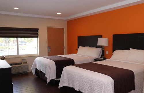 Hollywood Lakes Hotel | Curtis Inn & Suites