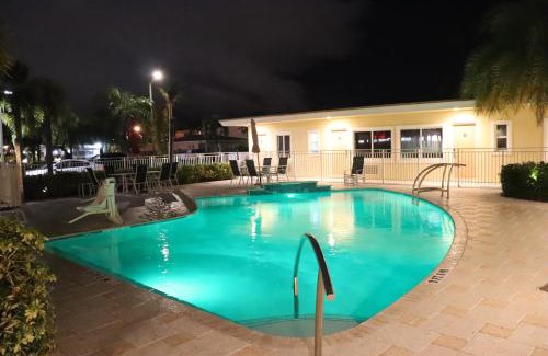 Hollywood Lakes Hotel | Curtis Inn & Suites
