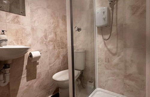 Reading House | Curzon St - 4 Beds, Sleeps 7 with Street Parking