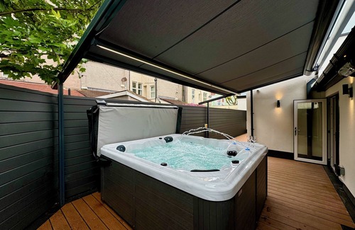 Llandudno Villa | Curzon Villa - perfect for large groups or family getaways