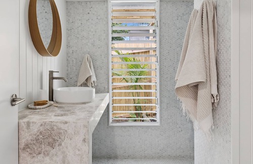Yamba House | Cusacks Cottage - Coastal charm with artistic soul