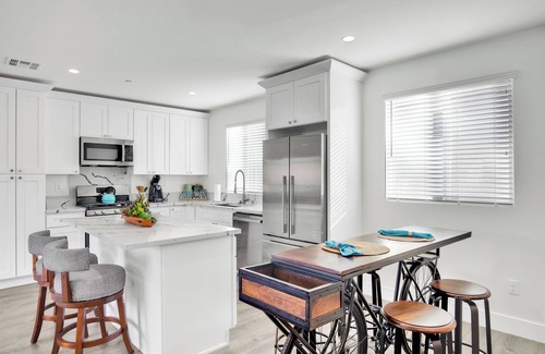 Hawthorne Apartment | Cushy New Condo Oasis -Near Beaches & Sofi Stadium