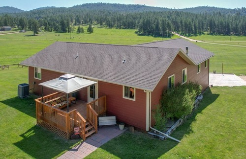 Custer House | Custer Connection | 5 Bed, 3 Bath