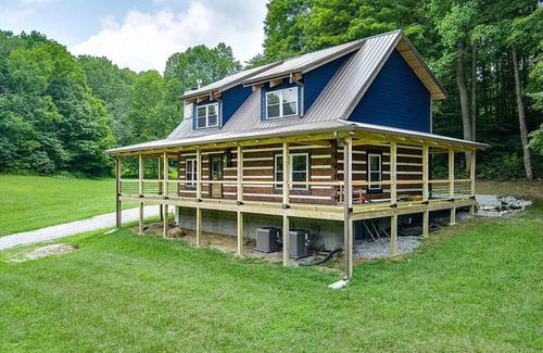 Byrdstown Cabin | Custom 3-bedroom log cabin near 2 marinas on Dale Hollow, Sunset & Star Point.