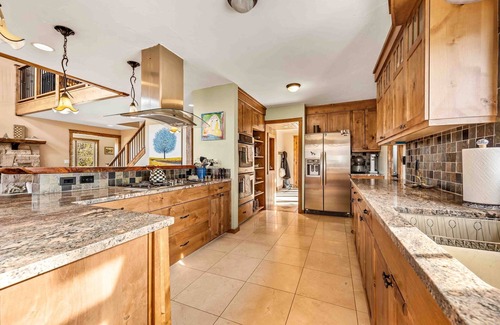 Nederland House | Custom 4 bdrm, 3 min to DnTwn Nederland, Sleeps 8, 10 mins to Skiing, Hot Tub