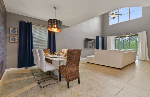 West Kissimmee House | CUSTOM A/C THEATER ROOM, 5bedrms 5bath- 3 King suites, Two 1st floor King suites