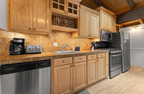 Kings Beach Cabin | Custom Bed, Large Deck for Grilling, Pets OK "Dolly Varden Cottage"