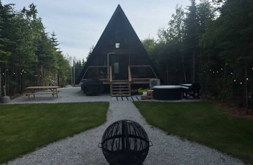 Clifton Royal Cabin | Custom-built Aframe cabin! With hot tub, fire pit, and lake access!