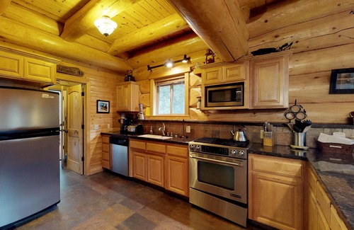 Lakeshore Cabin | Custom-Built Log Cabin w/Huge Deck & Great Location Steps from Huntington Lake
