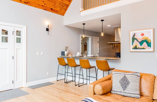 Swannanoa House | Custom-built mountain retreat with hot tub, pool table & gym - 3 acres with pond