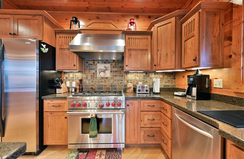 Hayward House | Custom-Bulit Log Cabin Family Friendly home on Round Lake, close to trails!