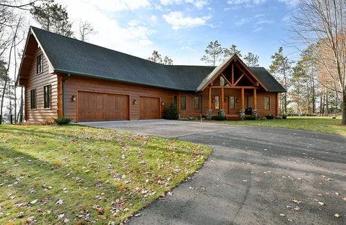 Hayward House | Custom-Bulit Log Cabin Family Friendly home on Round Lake, close to trails!