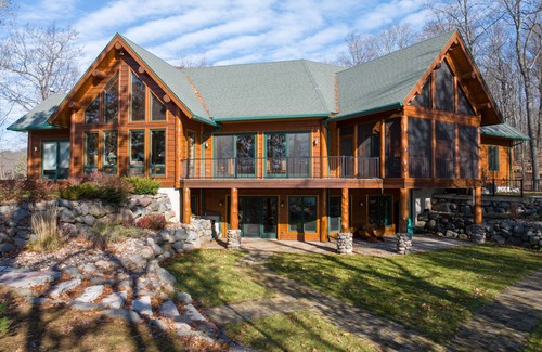 Hayward House | Custom-Bulit Log Cabin Family Friendly home on Round Lake, close to trails!