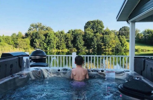 Somerset Cabin | Custom cabin on 23 acres, private fishing, paddle boat, kayaks Lake Cumberland