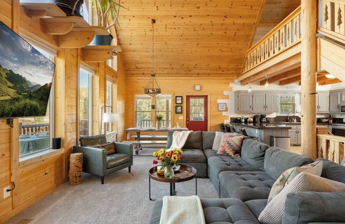 Valley of the Sun Cabin | Custom Craftsman Chalet🏡Fenced Yard for Pets🍃Aspens, Hot Tub 💰$0 Cleaning & Pet Fee