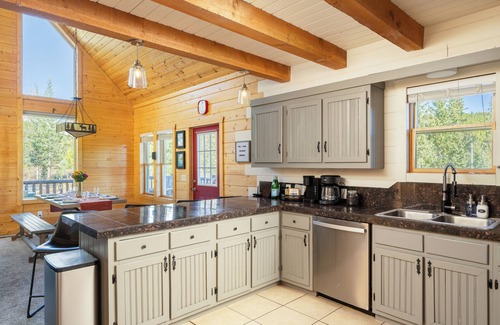 Valley of the Sun Cabin | Custom Craftsman Chalet🏡Fenced Yard for Pets🍃Aspens, Hot Tub 💰$0 Cleaning & Pet Fee