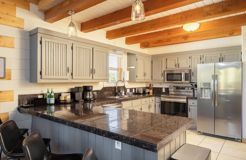 Valley of the Sun Cabin | Custom Craftsman Chalet🏡Fenced Yard for Pets🍃Aspens, Hot Tub 💰$0 Cleaning & Pet Fee