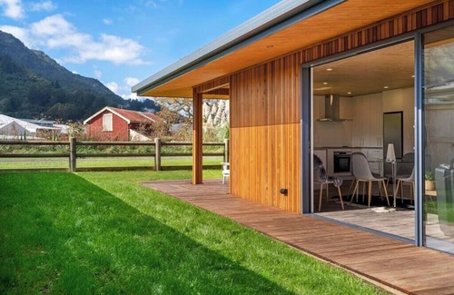 Te Aroha House | Custom designed holiday home, next to Cycleway.