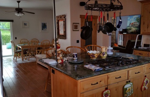Fallbrook House | CUSTOM HIGH VIEW 5-MAN SPA, POOL, ORCHARD NEXT TO WINE TASTING, EZ FWY, PETS OK