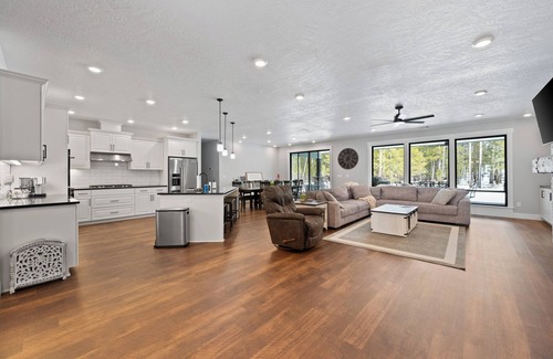 Three Rivers House | Custom home, 1.17 acres, 5 beds, 5 bath, sleeps 12+, Hot Tub, 80" TV, Pool Table