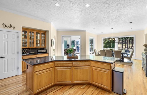 Deschutes River Woods House | Custom Home ~ 10 Mins to Downtown Bend ~ Private Hot Tub ~ Game Room
