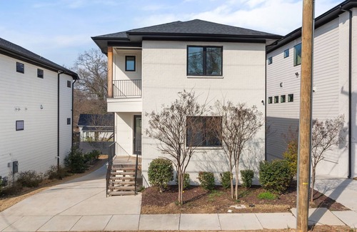 East Durham House | Custom Home Near Duke~Fast WiFi & Easy Check in