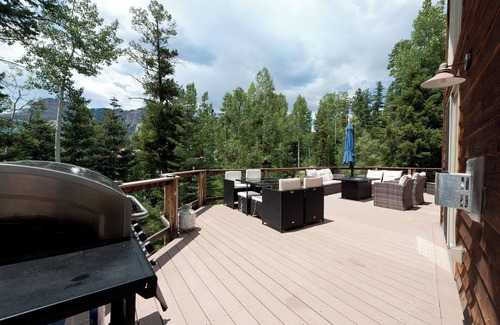 Columbine Lake House | Custom Home with Large Deck on an Acre - Amazing Views - 3 miles to Purg
