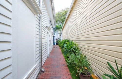 Historic Seaport Apartment | Custom House Inn | 8 BR Suite Compound on Duval!