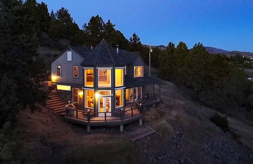 Klamath Falls House | Custom house with majestic Klamath Lake view, hot tub & outdoor space